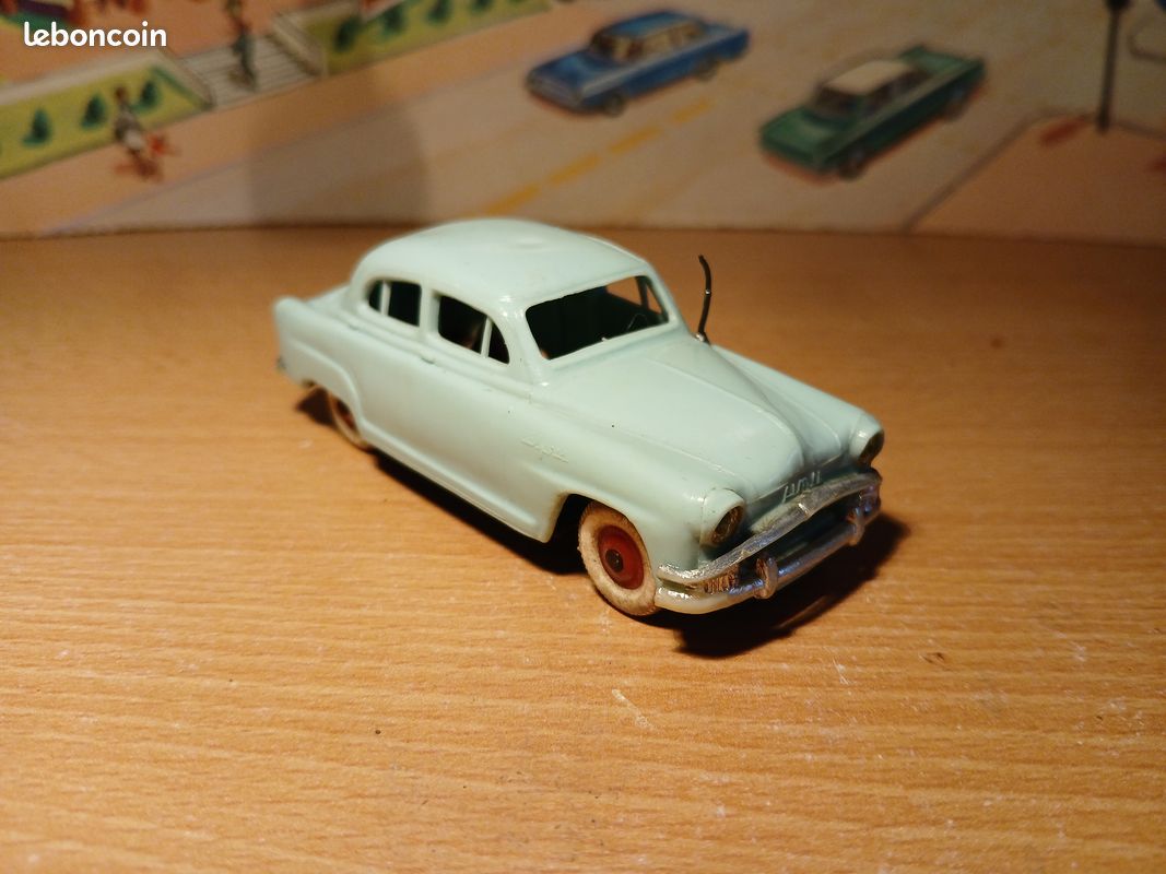 Simca Aronde 1962 Gris Princesse et toit noir 1/87