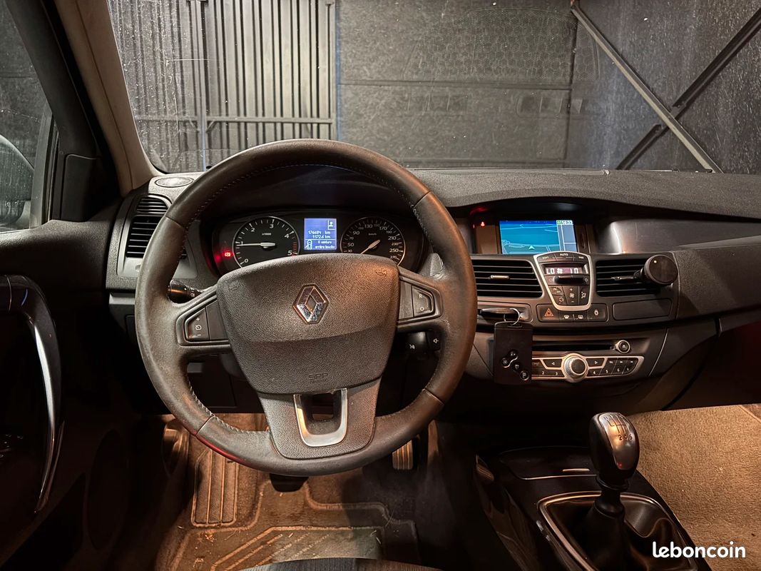 Renault LAGUNA III Black Edition Carminat (image 11)