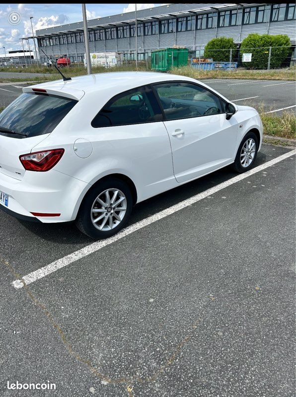 Voiture Ibiza (image 2)