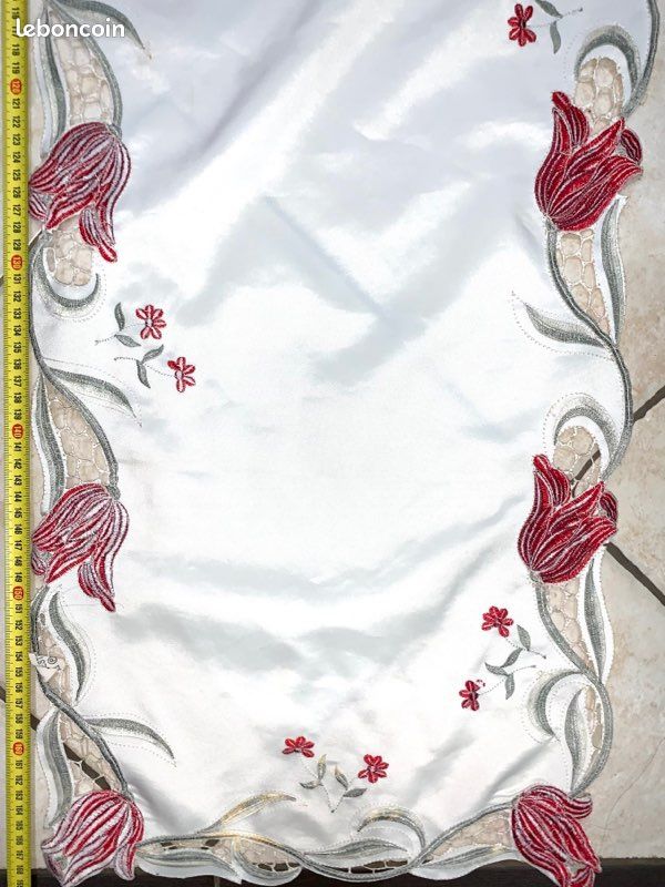 Long chemin de table crème motifs fleurs pourpre brodées (image 6)