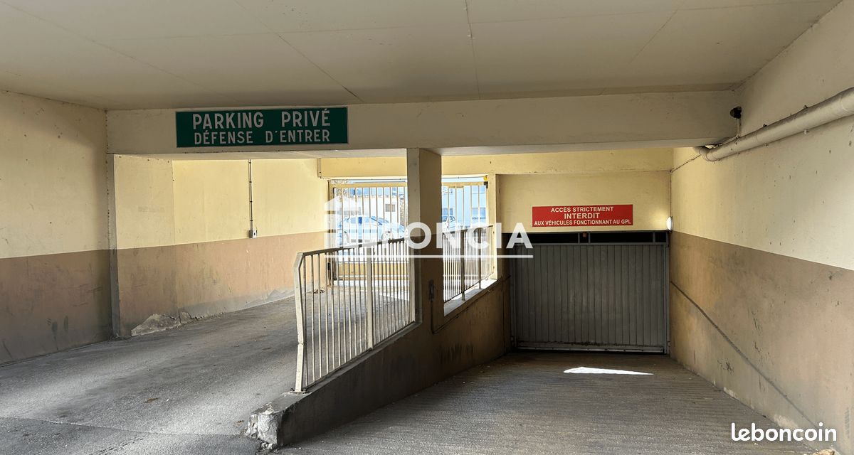 Parking · à Toulon · 85 €/mois