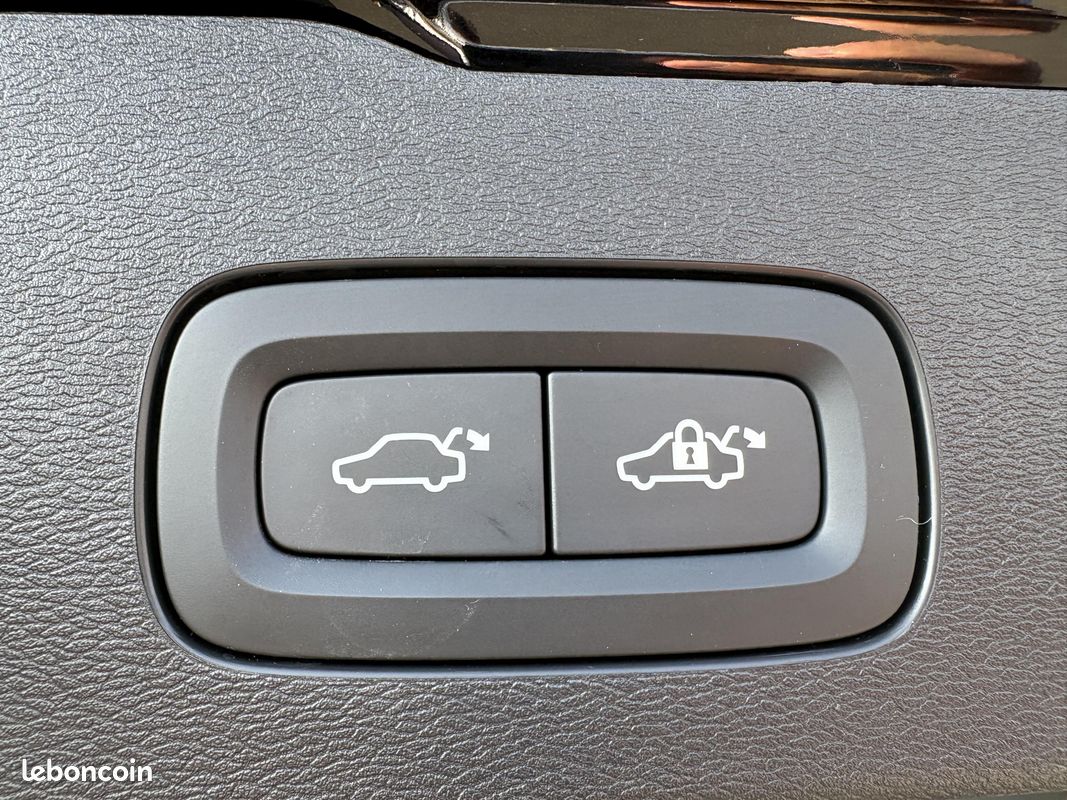VOLVO V60 Micro hybride essence B4 197 ch DCT7 Ultra Style Dark (image 15)