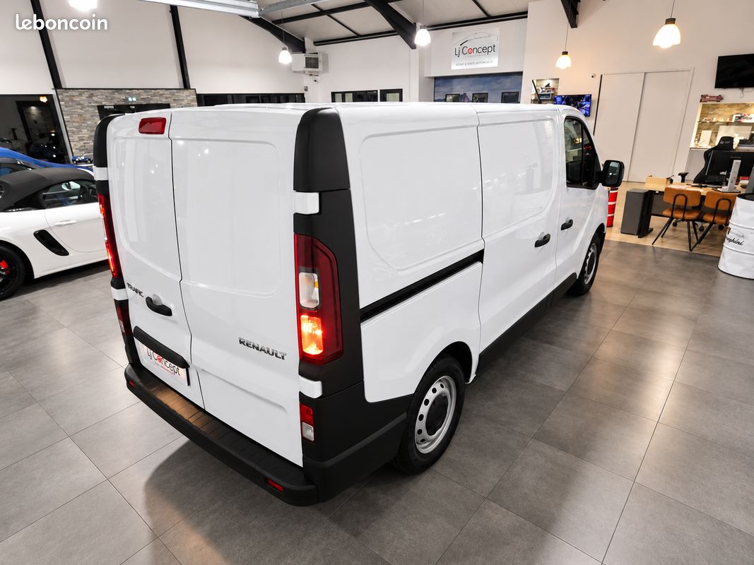 Renault Trafic III (2) 2.0 Fourgon L1H1 2800 KG BLUE DCI 130 ch Confort 3 places - 1°Main - Origine France - TVA Récupérable - Suivi Complet - Radars de stationnement - Bluetooth - Roue de secours (image 5)