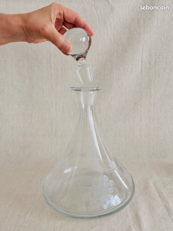 Carafe à décanter vintage en verre décor gravé de raisin (image 1)