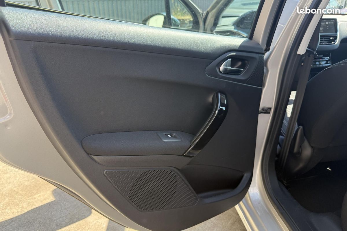 PEUGEOT 208 1.2i - 82 Allure (image 23)