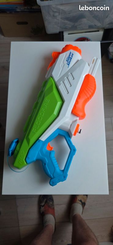 Pistolet à eau nerf super soaker floodfire pour s'amuser dans le jardin (image 1)