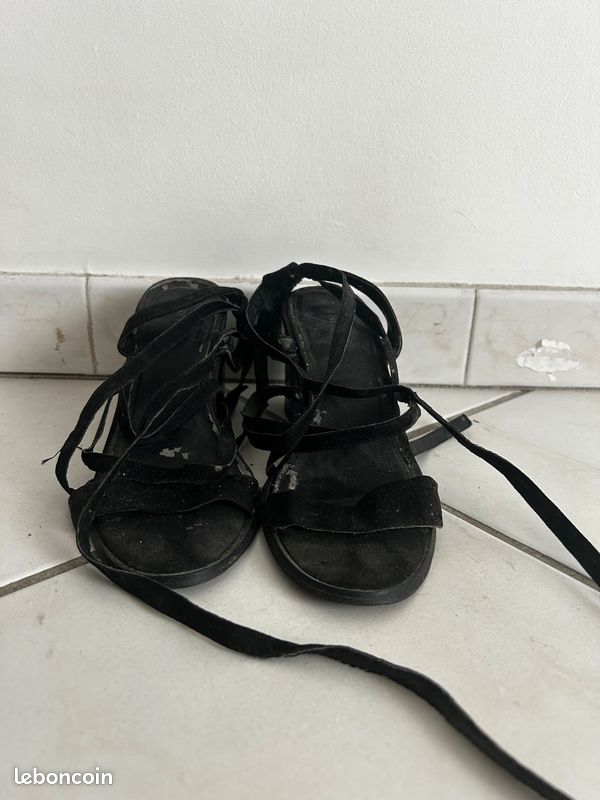 Sandales à talons noir (image 1)