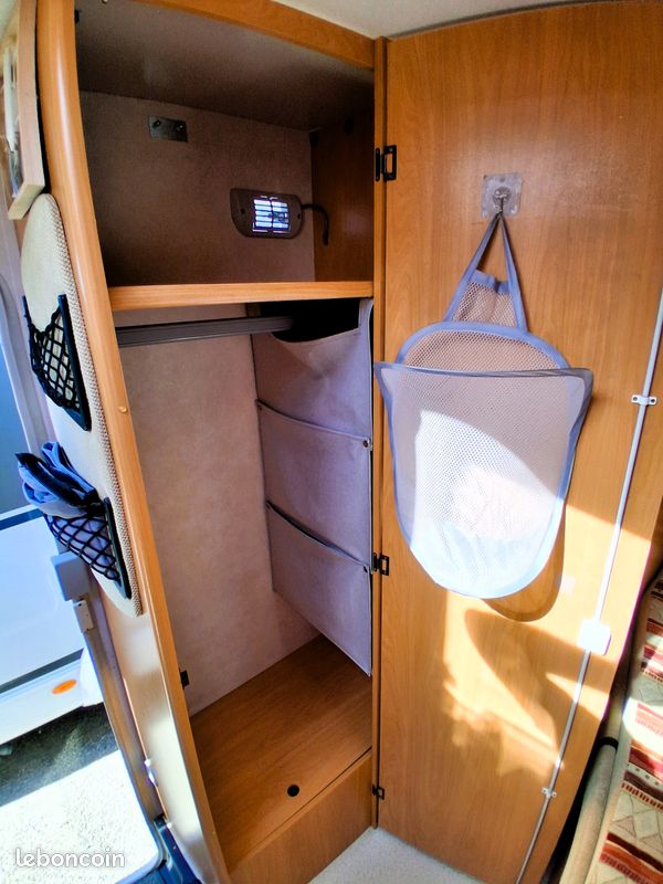 Camping-car d'occasion chausson welcom 70 + 2004 + 2.8l hdi + 130 cv + compact 6,36 m + lit a la francaise + dinette transformable en lit 2 places + antenne satellite + porte velos (image 9)