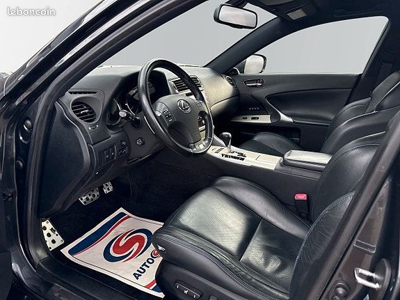 Lexus IS 5.0 V8 423 ch / Mark Levinson Caméra Sièges ventilés et chauffants Carbone (image 16)