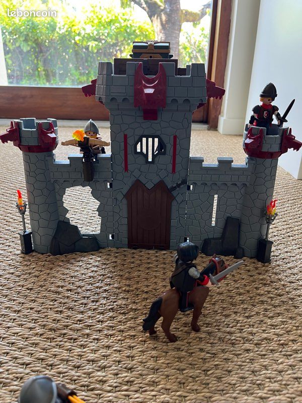 Playmobil 6697 : Citadelle transportable du Baron noir (image 1)