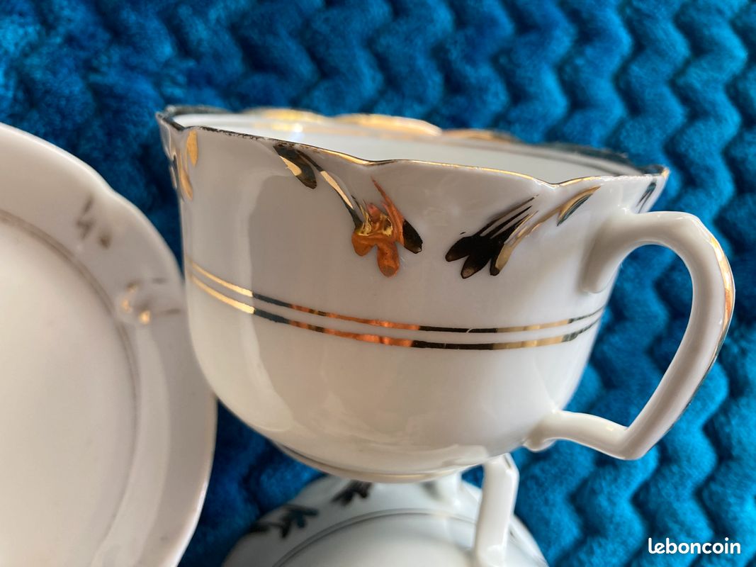2 anciennes tasses à thé/ café porcelaine Limoges blanc/or (image 8)