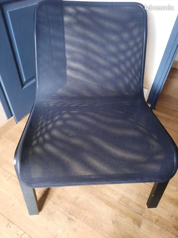 Fauteuil de couleur noire (image 1)