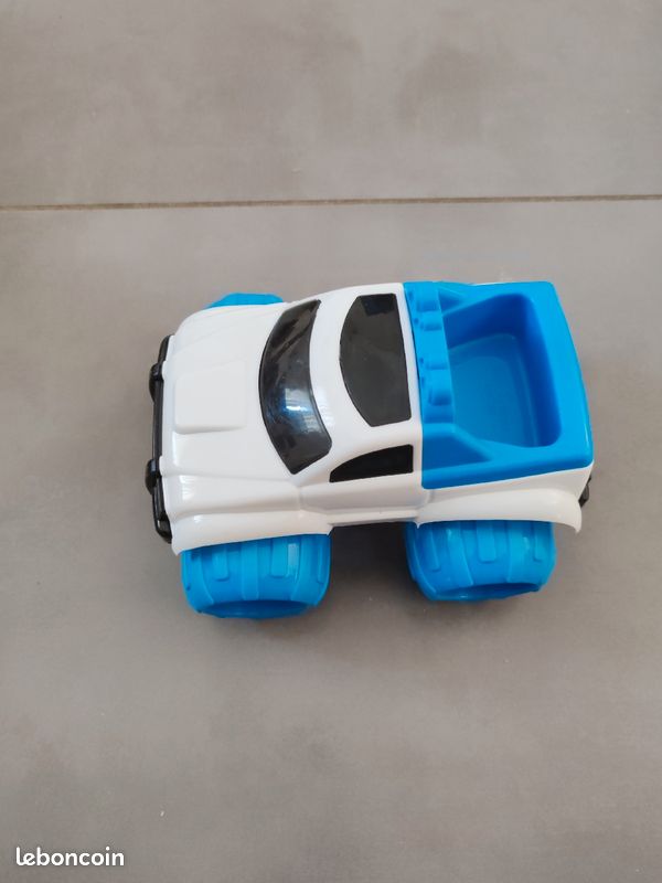 Voiture en plastique (image 1)