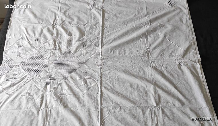Nappe De Table Blanche Brodée Main - Motif Hibiscus Saumon De Madagascar - 140x220 Cm