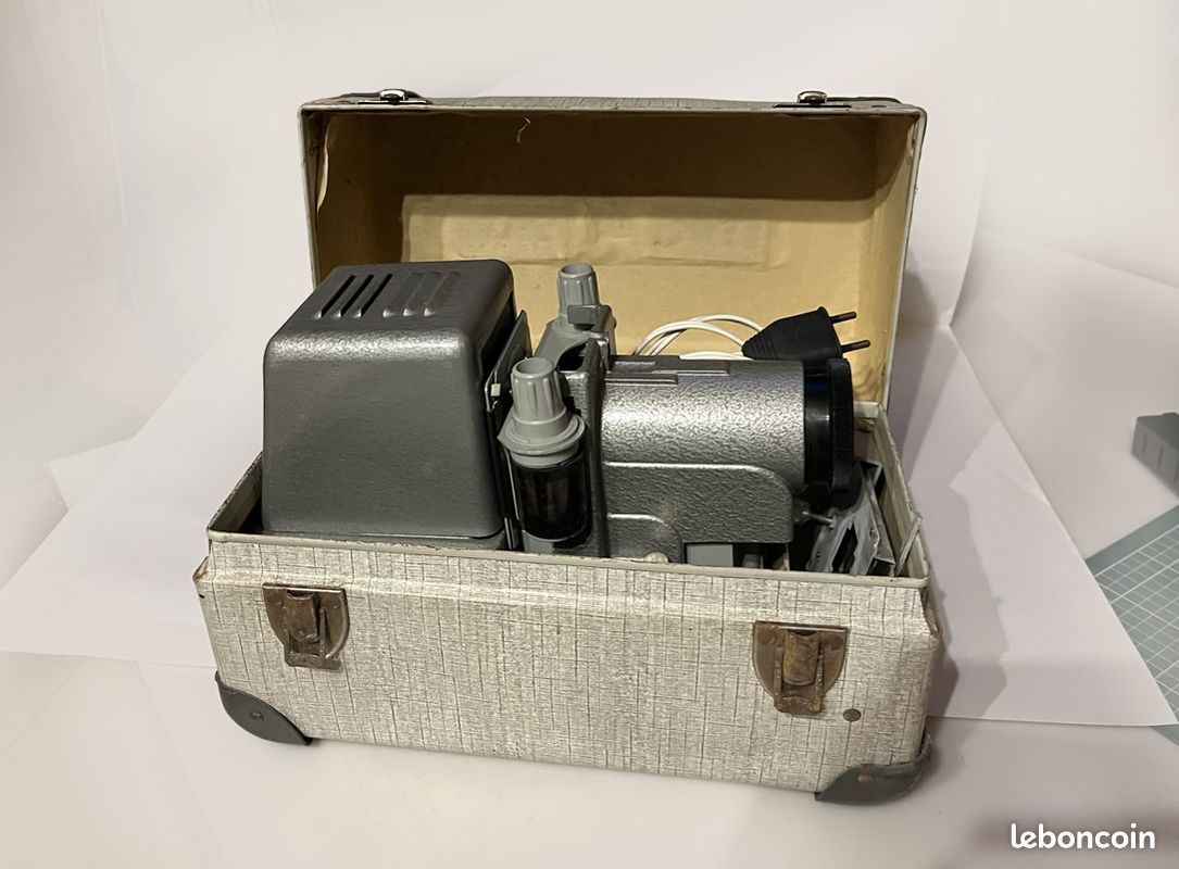 Ancien projecteur CRAT R SO BERTHIOT 1:2-8F=105 alette et accessoires Ancien projecteur CRAT R SO BERTHIOT 1:2-8F=105 alette et accessoires