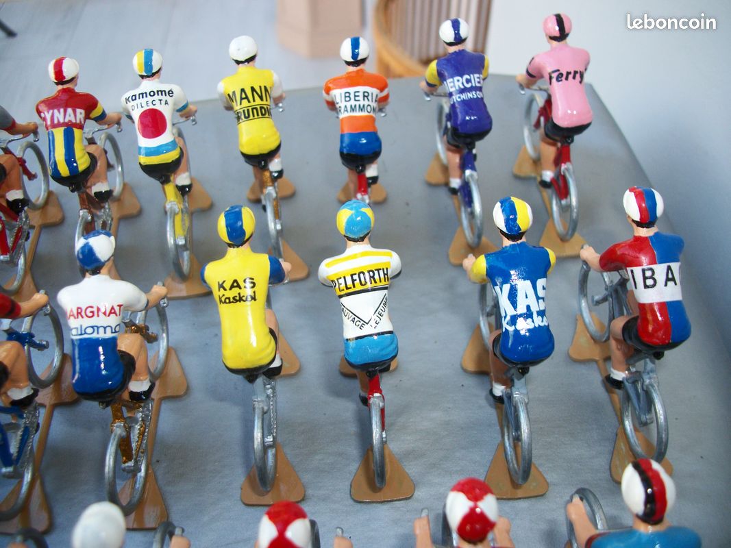 Un lot de 10 pelotons de 6 cyclistes miniatures en plastique par Cofalu au 1/32e