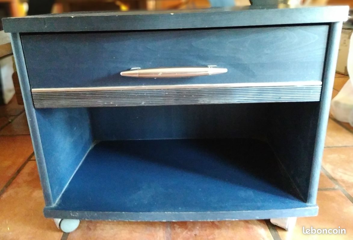 Table de chevet à roulette (image 1)