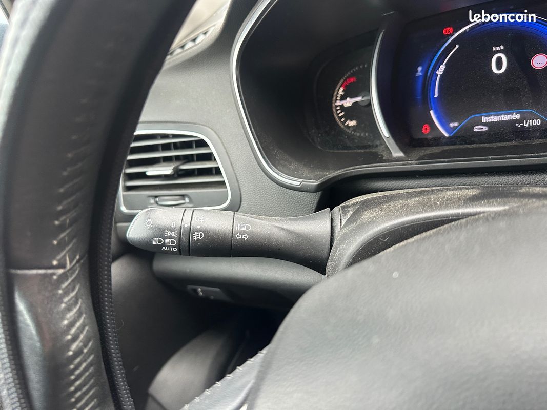 RENAULT MEGANE IV BERLINE TCe 100 Energy Life (image 18)