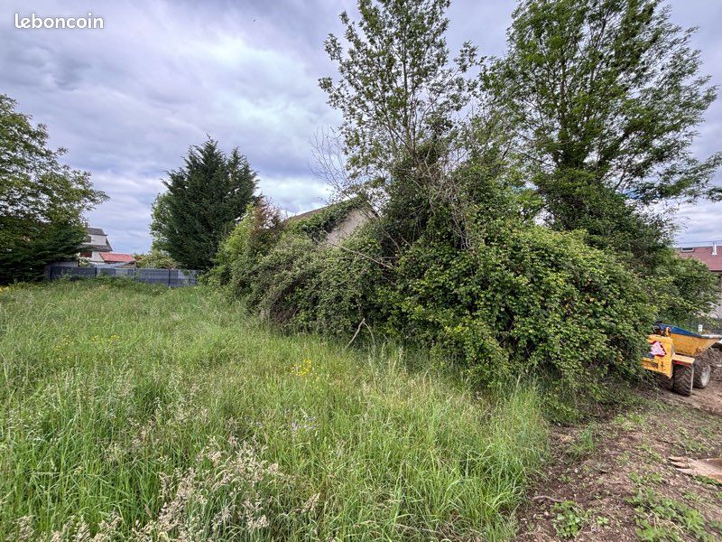 Terrain douane de Sezegnin · à Viry · 360 000 €