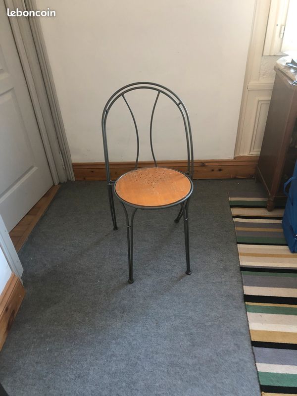 Quatre chaises en métal avec des sièges en bois