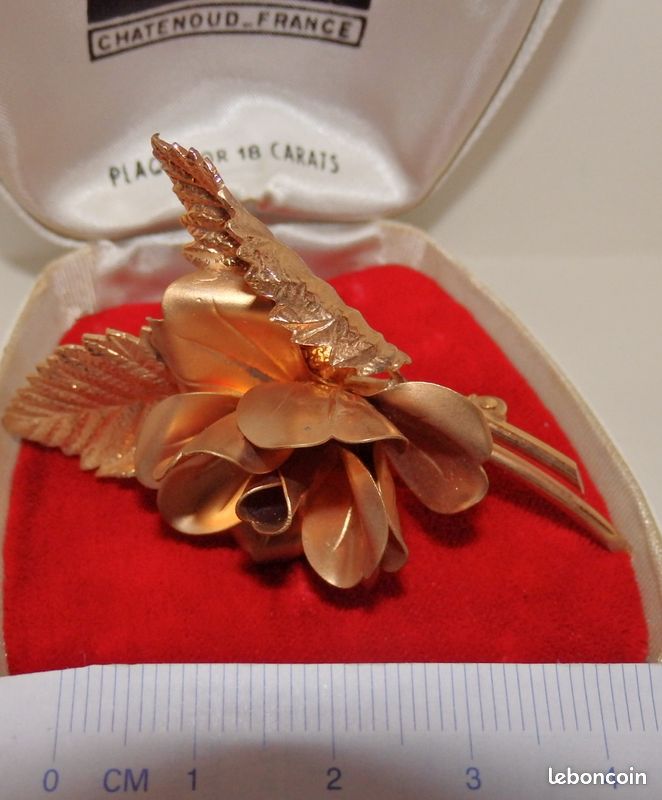 Des pendentifs et des broches (image 1)