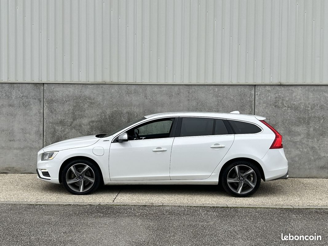 VOLVO V60 Plug-in Hybrid D6 AWD 215 + 68 ch R-Design Geartronic A (image 2)