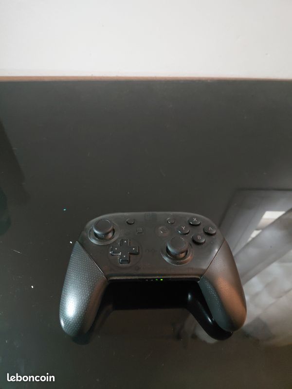 Vente d'une manette pro switch 1 presque comme neuf (image 4)