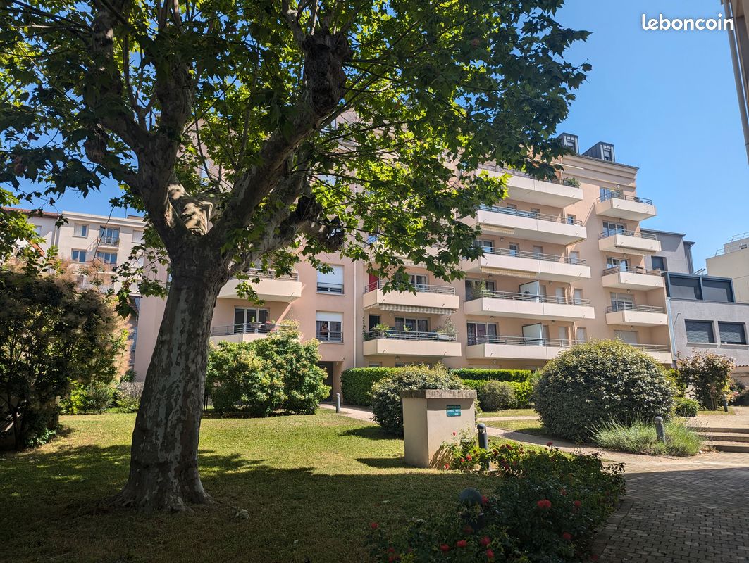 Grand studio meublé de 30m2 avec box fermé à Montchat (image 3)