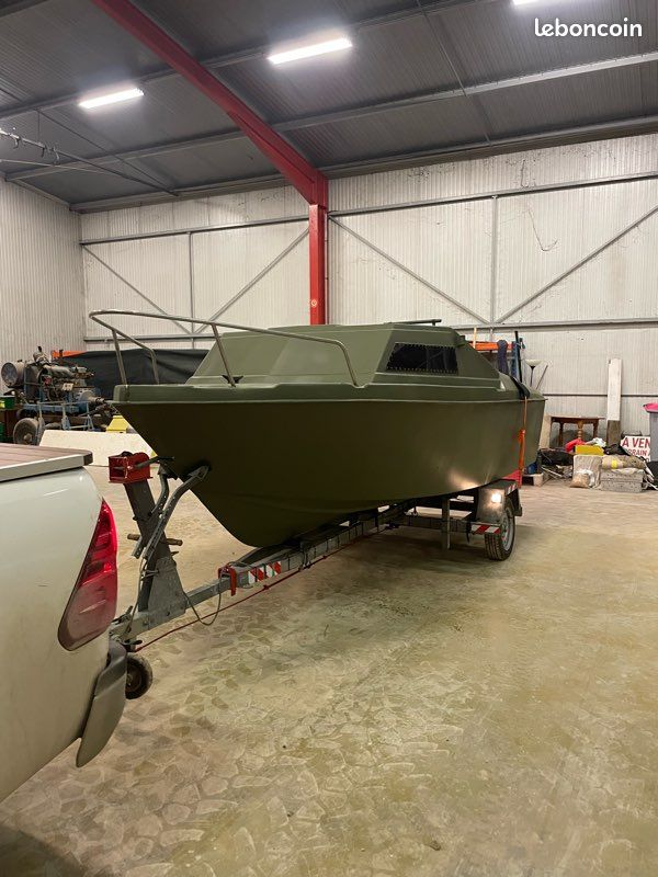 Bateau cabine carpe (image 1)