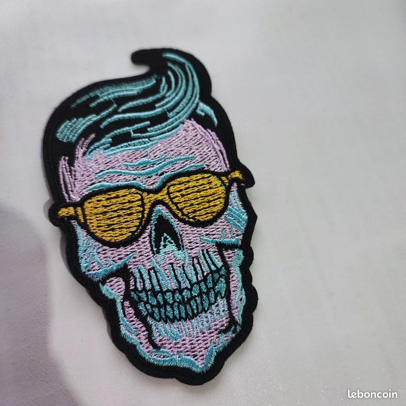 Ecusson thermocollant - Tête de mort - 11x6,5cm (image 1)