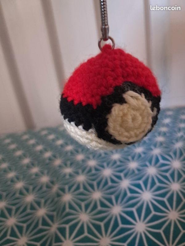 Porte-clé Pokéball au crochet fait main (image 1)