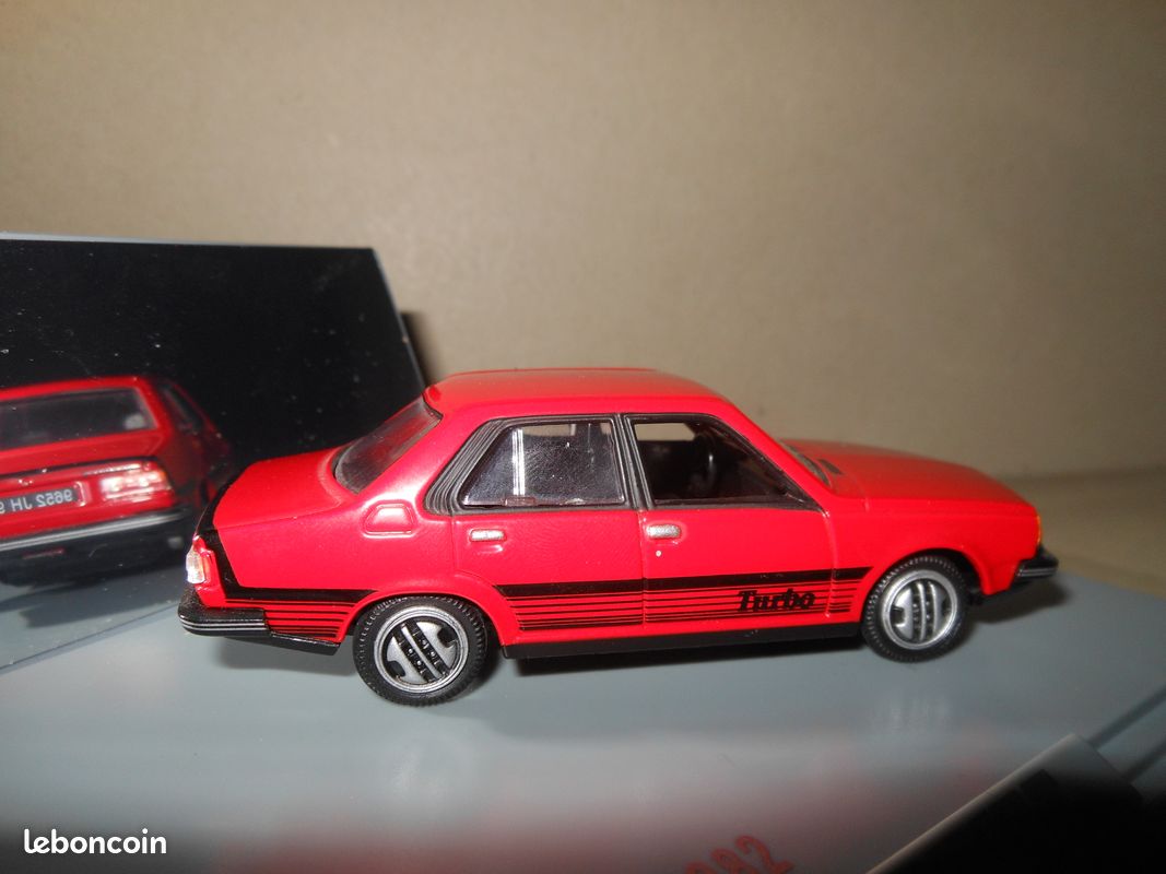 Voiture de 1992 couleur bordeaux - RENAULT 18 TS