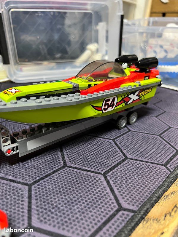 Lego - City - Le transporteur de bateau de course (60254) (image 2)