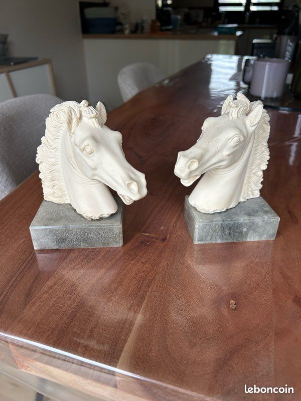 Paire de bustes de chevaux en albâtre - Decorop (image 1)
