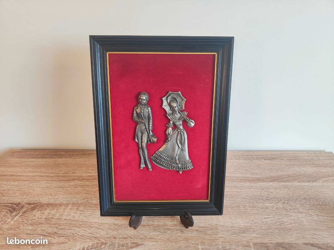 Tableau portrait deux amoureux en étain ciselé cadre en bois (image 3)