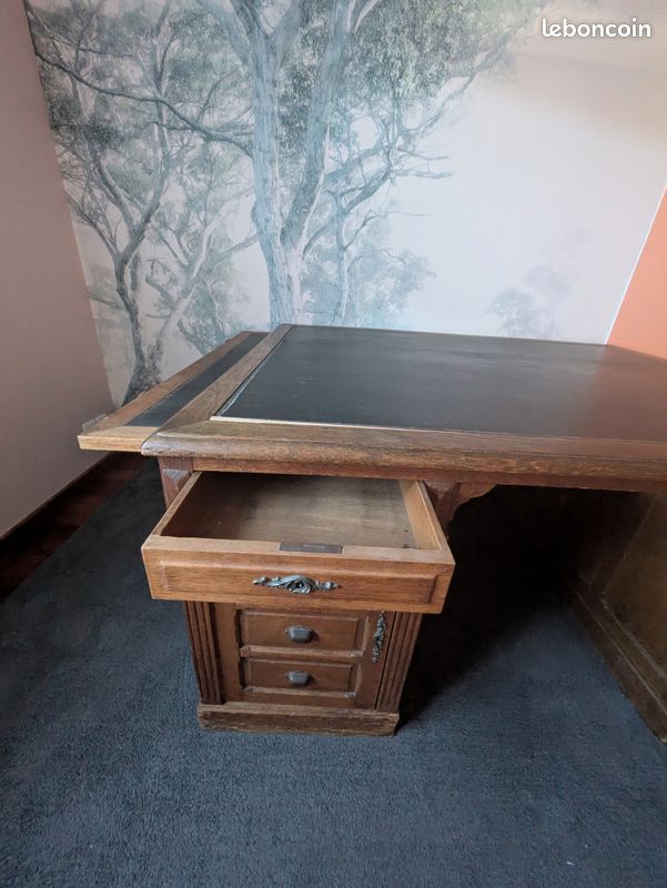 Grand bureau de notaire Cet ancien bureau de
