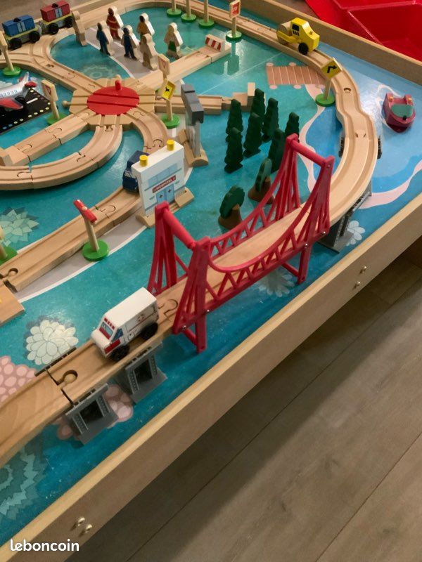 Table avec train en bois (image 11)