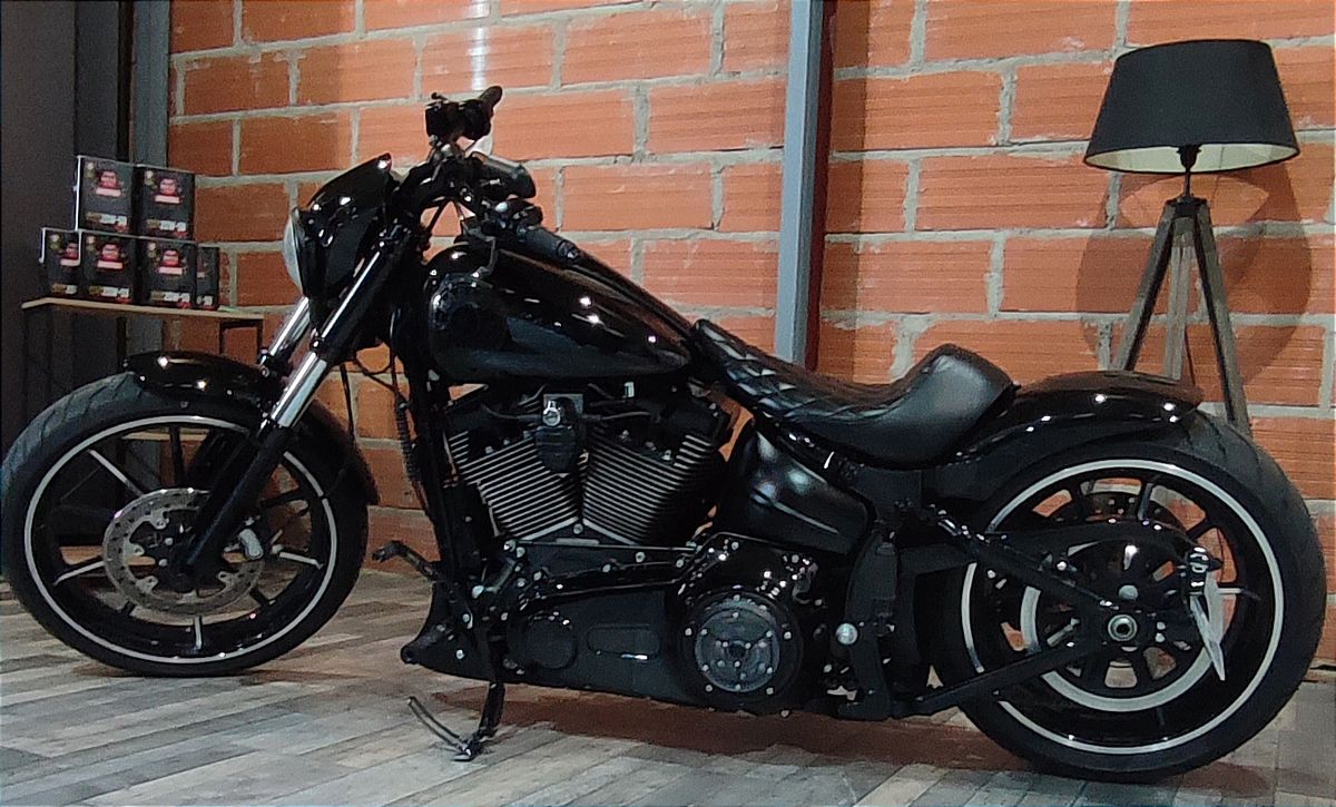 Harley Davidson Breakout - Motos