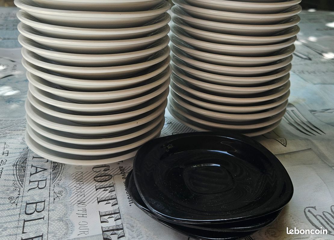 Lot de 20 petites tasses blanches prfessionnelles, 28 soucoupes blanches, 3 soucoupes noires (image 5)
