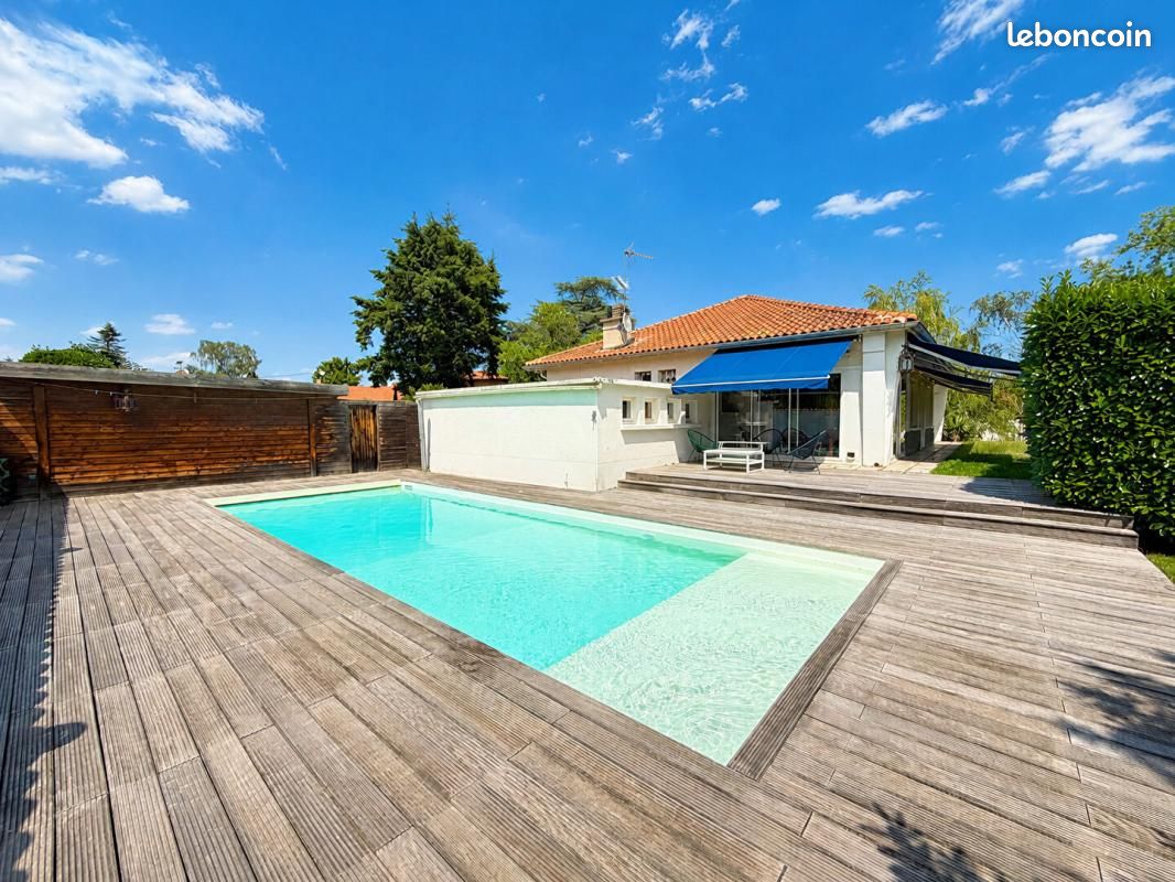 Maison 6 pièces 179 m² · à Saint-Léger-sur-Roanne · 179 m² · 375 000 €
