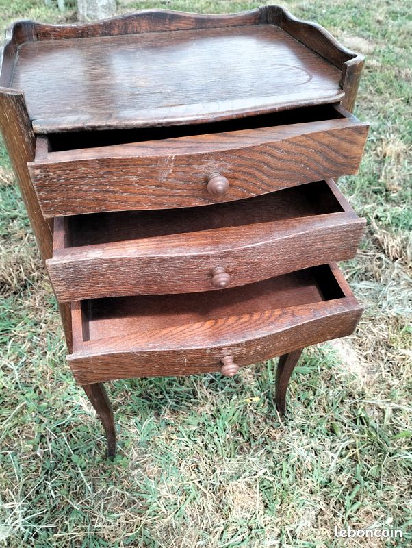 Ancienne table de chevet – 3 tiroirs – pieds cabriole – bois clair (image 1)