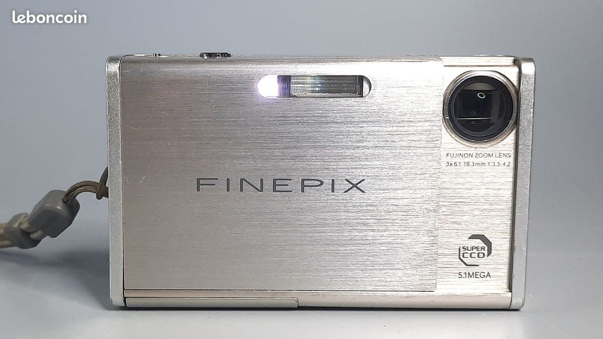 Ancien appareil photo numérique compact Fujifilm FinePix Z2 Silver 