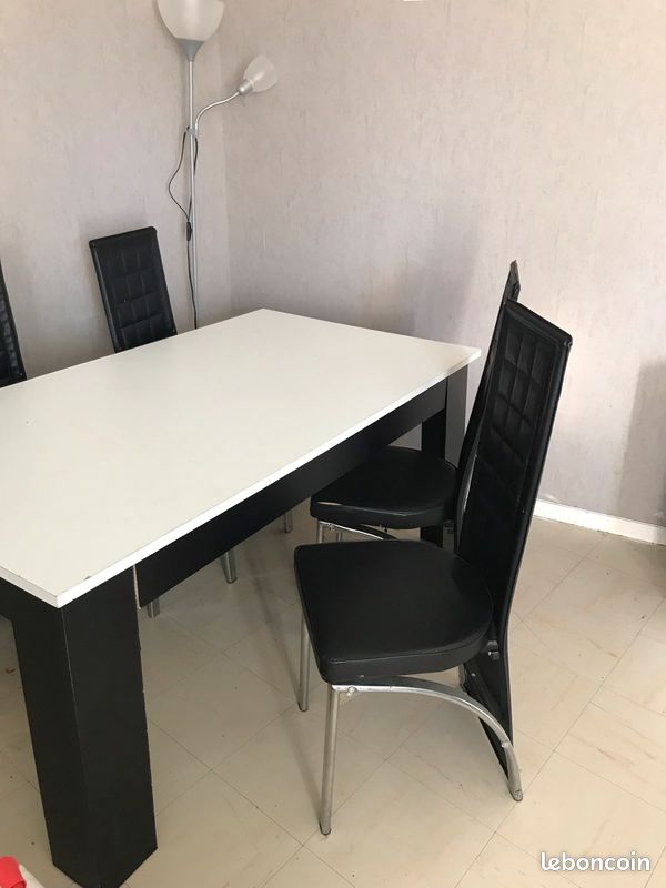Table et 4 chaises (image 1)