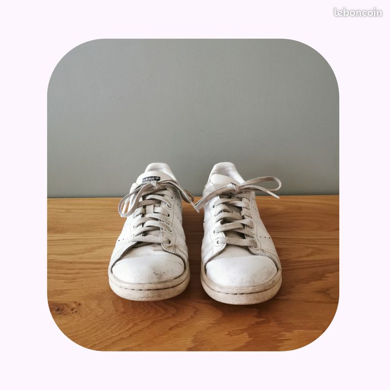 Une paire de baskets blanches, Stan Smith (image 1)