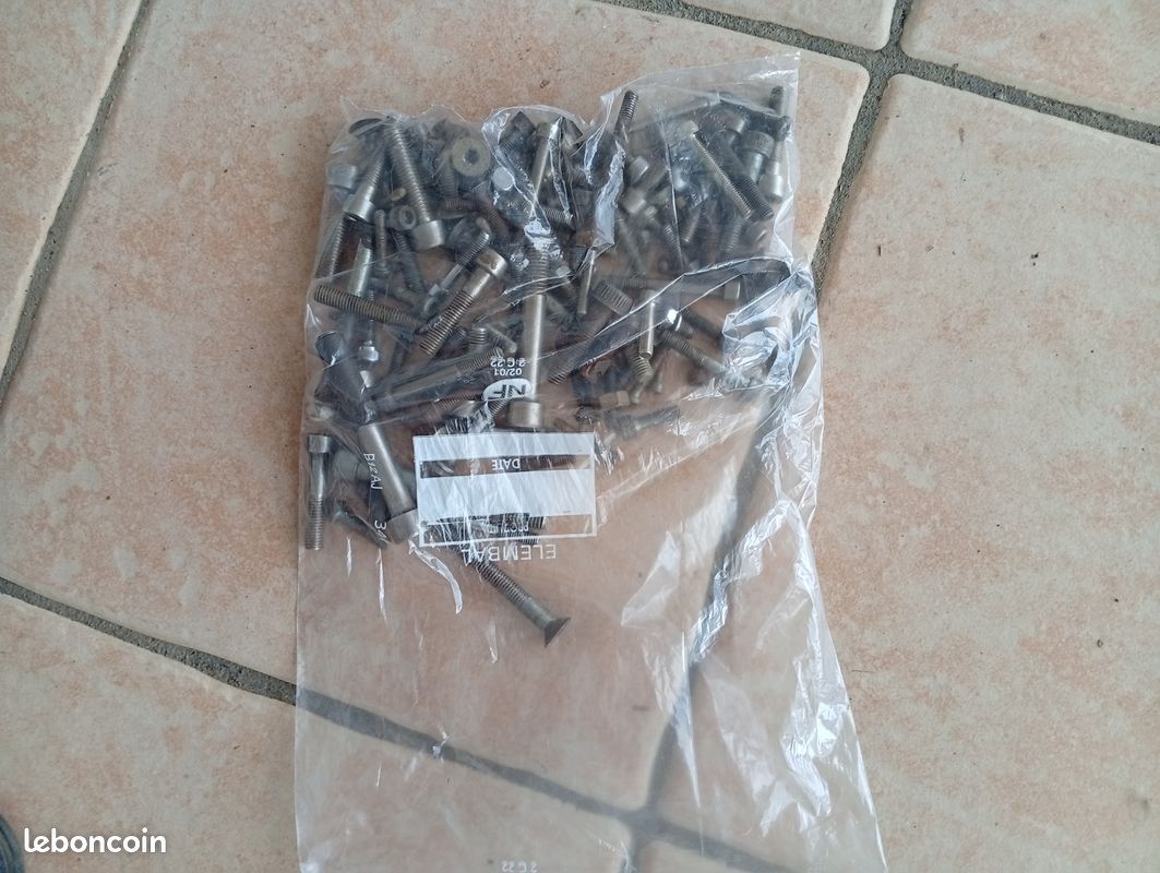 « Lot de vis à métaux (3.5 kg en 3 sachets). Comprend de nombreuses vis en inox, dont de l'inox maritime A4 (vis CHC / BTR). Idéal mécanique, nautisme ou atelier. Remise en main propre uniquement. » (image 1)