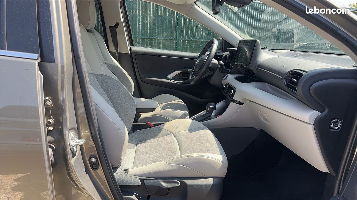 Toyota Yaris IV 1.5 VVTi 116 Hybrid E-CVT Iconic (image 28)