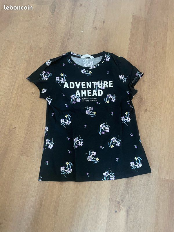 TEE shirt noir avec detail fleur (image 1)