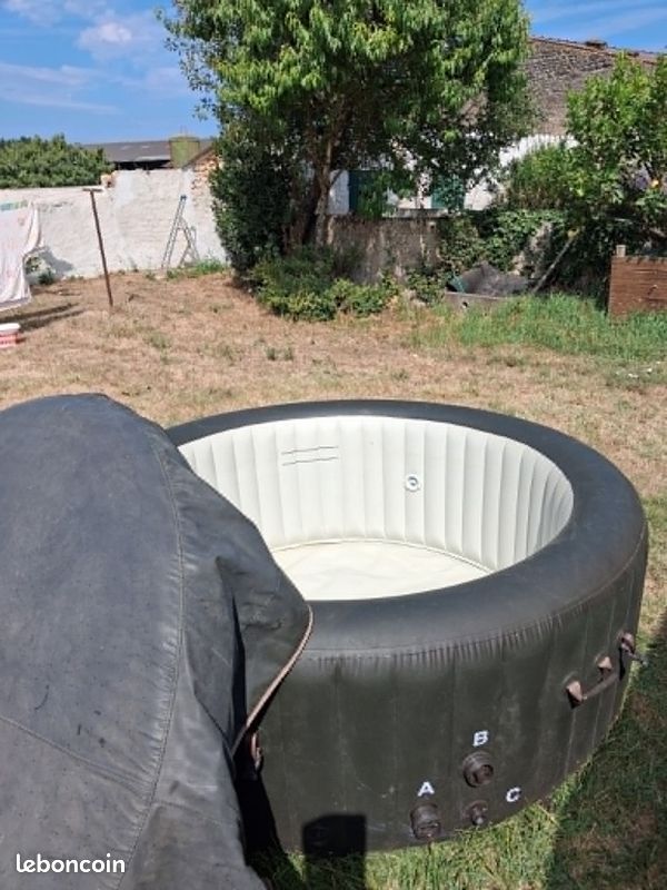 Spa gonflable 4 places – À réparer ou pour transformation (image 1)
