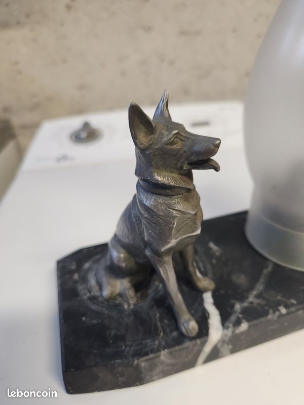 Deux serre-livres art déco en marbre avec chiens de berger