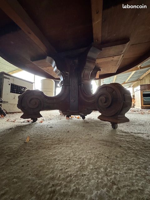 Table ronde diametre 1,7 m en bois ancien avec pied central travaillé sur roulettes (image 4)